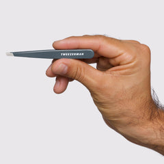 Tweezerman pinza en mano durante depilación para control y comodidad