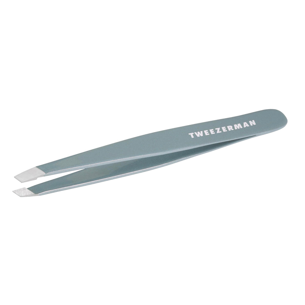 Tweezerman pinzas frontal mostrando forma inclinado y acabado azul Mist para precisión