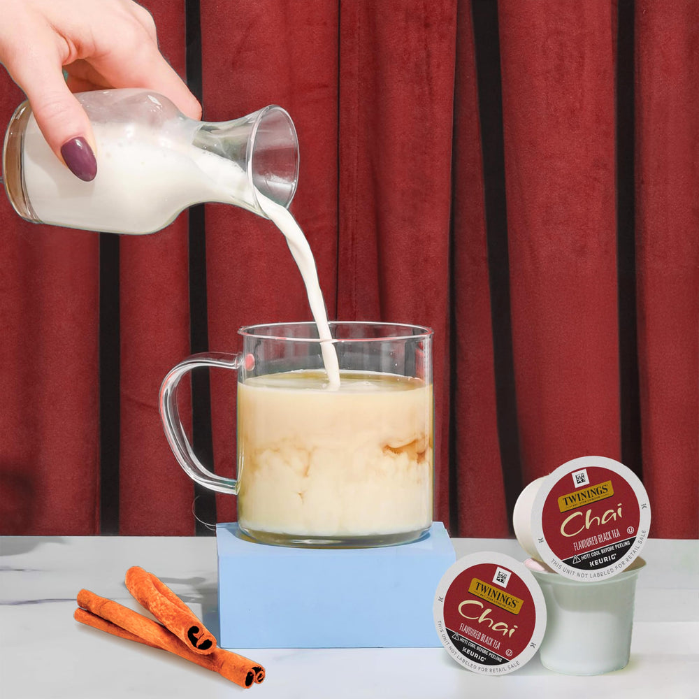 Taza caliente de Twinings Chai con vapor visible que resalta aroma y calidez