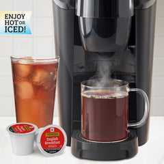 Vaso con té Twinings sobre hielo preparado desde cápsula K-Cup, refresco rápido y práctico