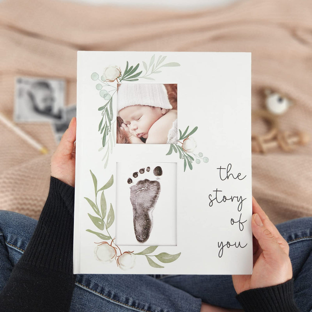 two little dinos libro envuelto como regalo en baby shower, opción elegante