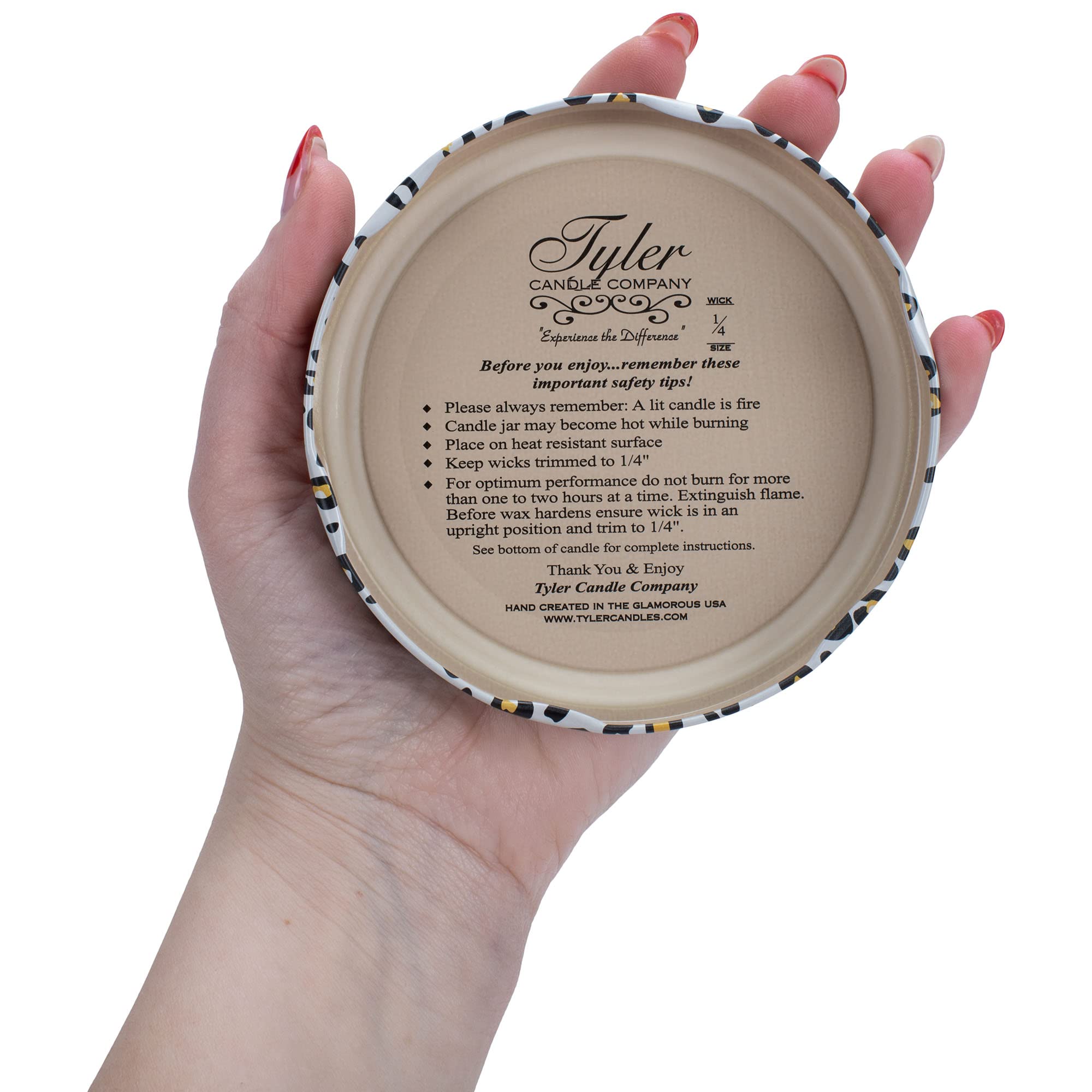 Tyler Candle Company vela junto a mano para comparar tamaño y duración
