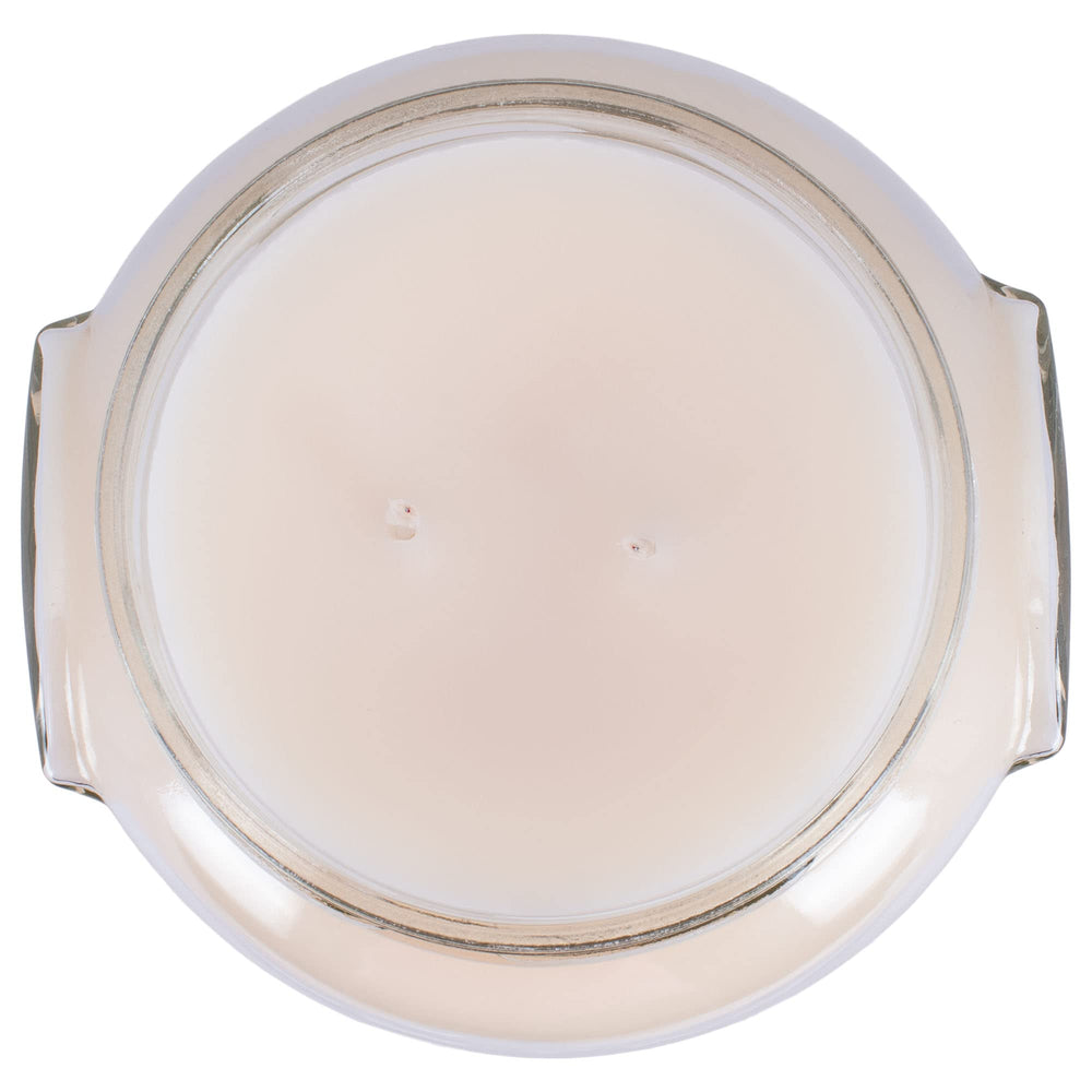 Tyler Candle Company vela encendida en sala creando ambiente acogedor