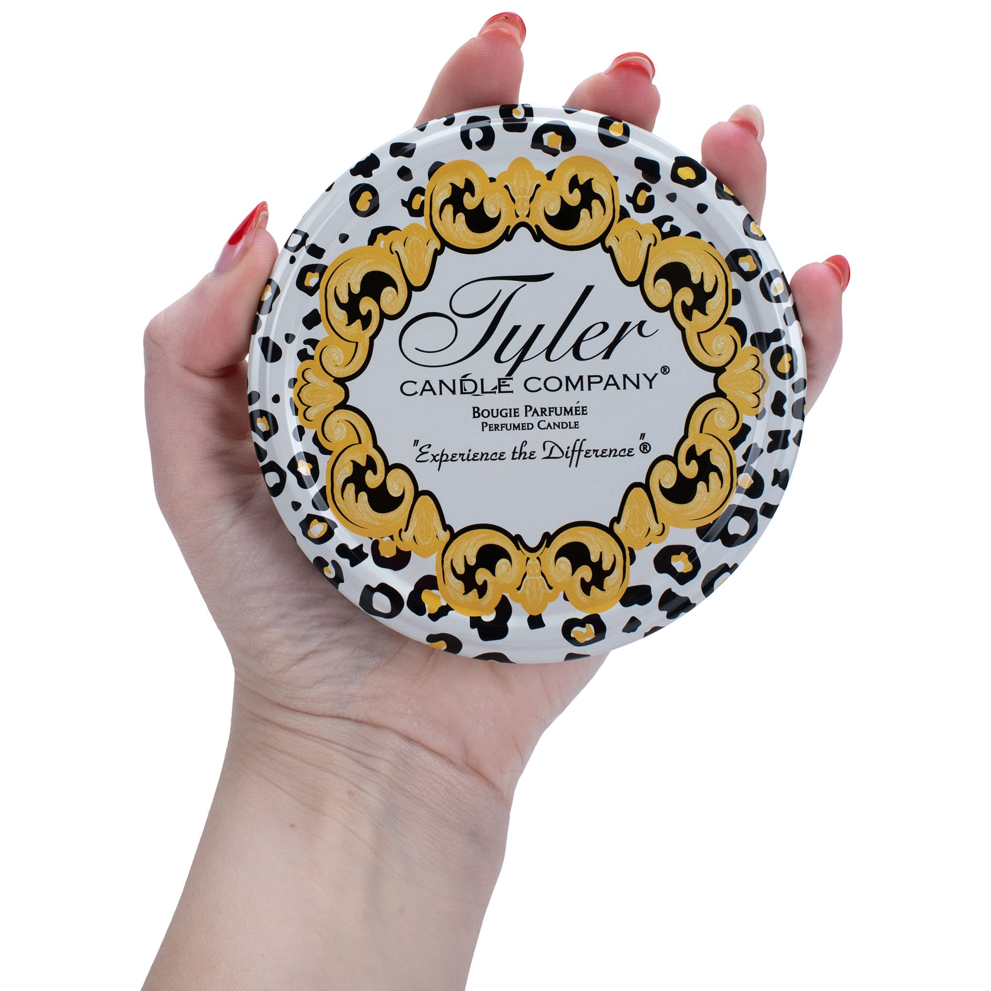 Tyler Candle Company etiqueta de producto a mano mostrando origen y fragancia