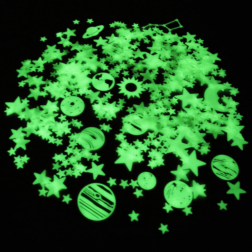 Ultra-Glow Super Stars Narwhal Novelties escena nocturna con brillo realista en habitación infantil