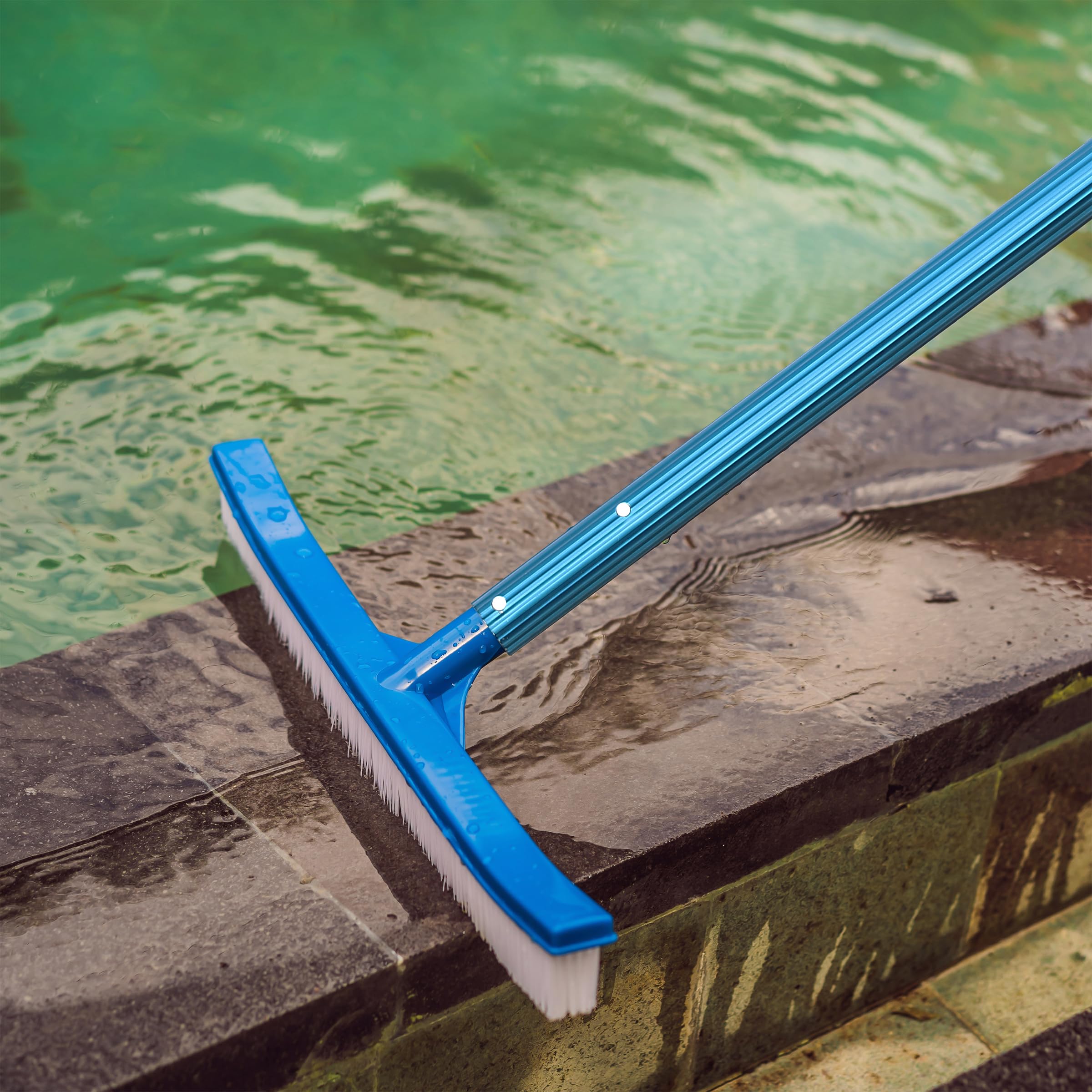 UNCO con cepillo en uso frotando pared de piscina para eliminar suciedad acumulada