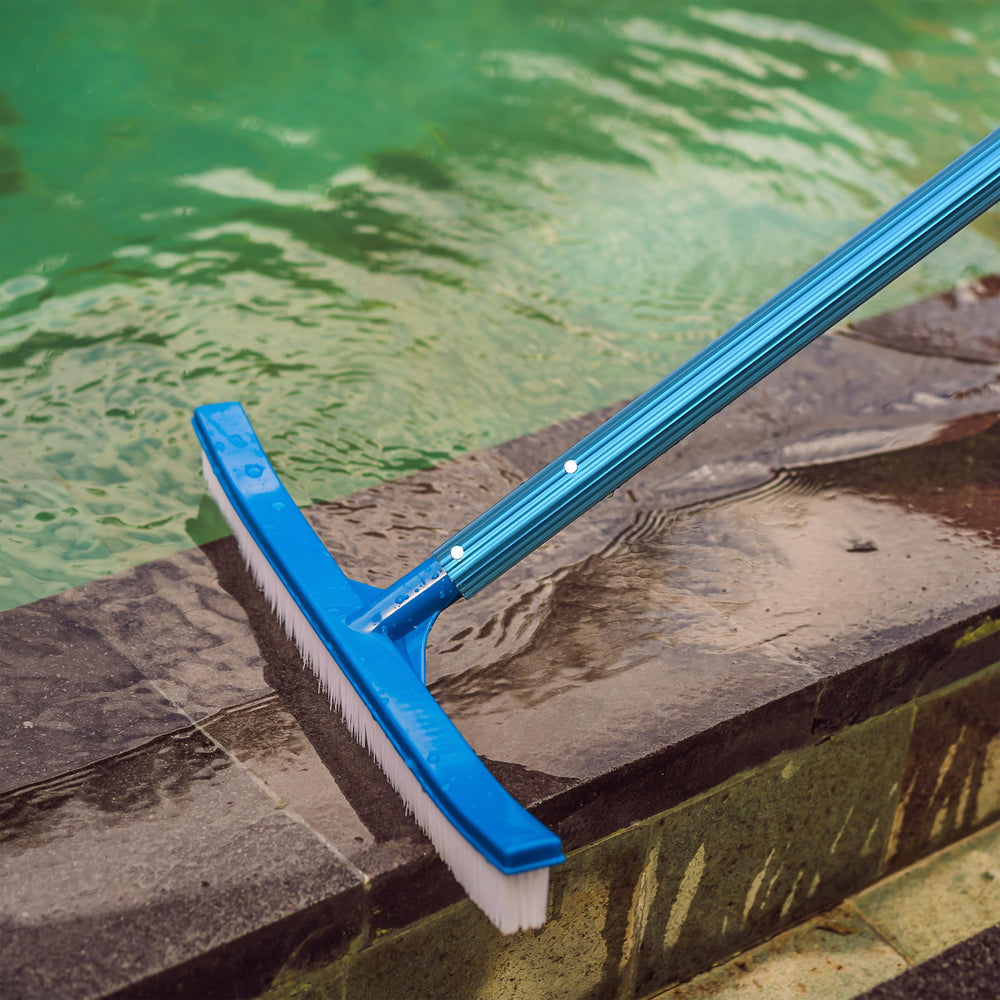 UNCO con cepillo en uso frotando pared de piscina para eliminar suciedad acumulada