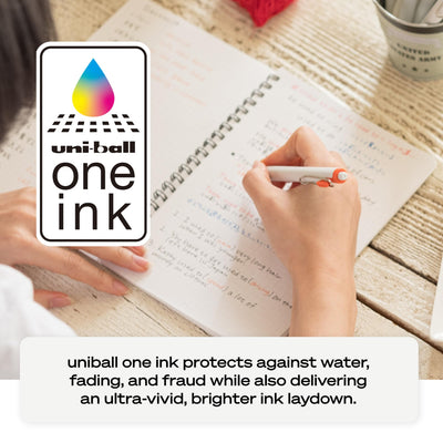 Uniball One escribiendo en cuaderno, ideal para notas nítidas
