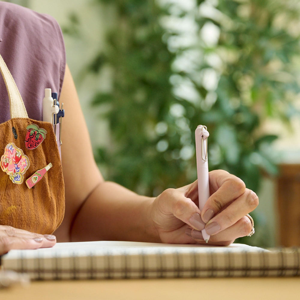 uniball Zento en escritorio moderno aportando estilo y uso diario confiable