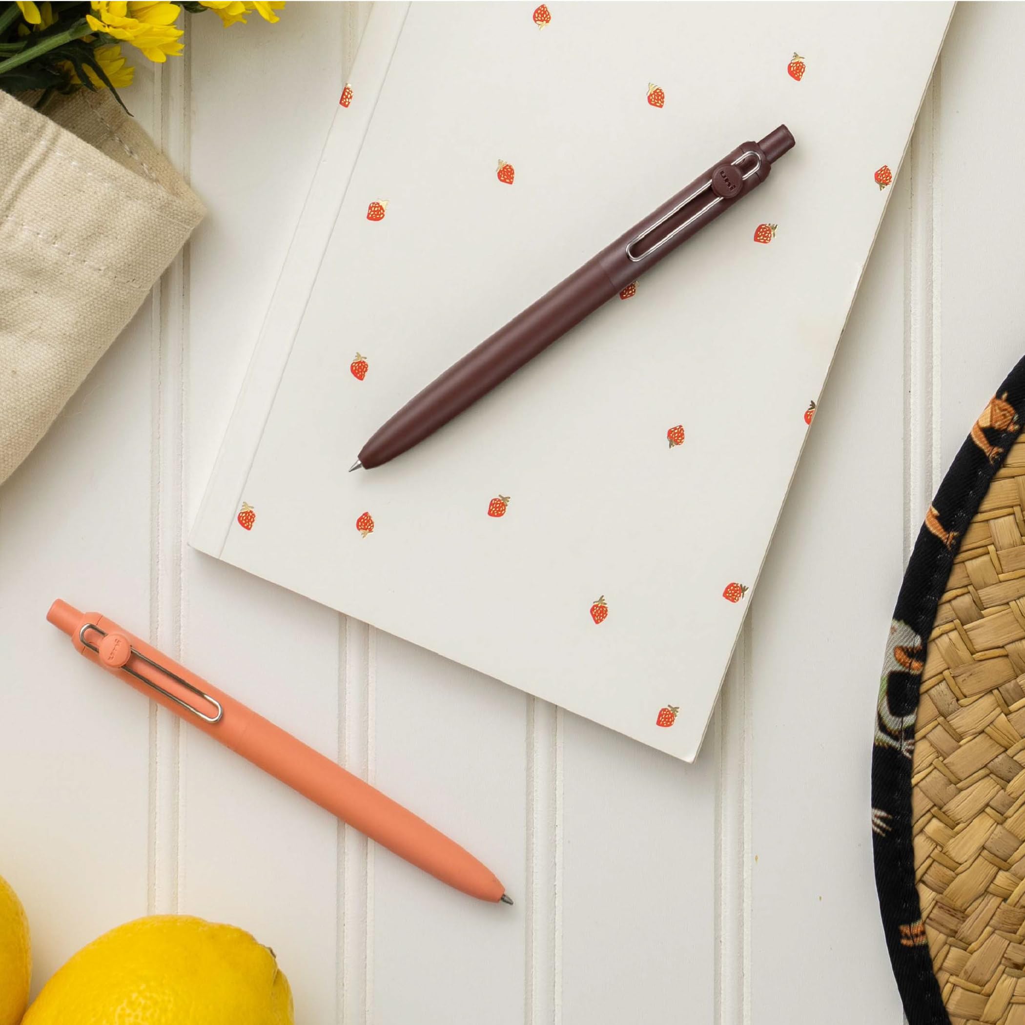 Uni-Ball Zento sobre agenda estilizada, ideal para journaling y planificación diaria