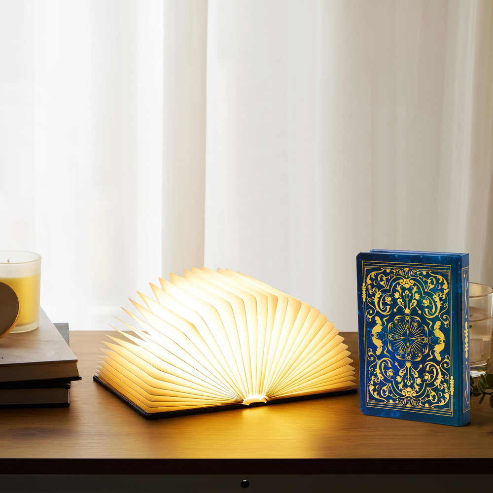Uniwolk BookLamp en estantería creando un punto decorativo y cálido