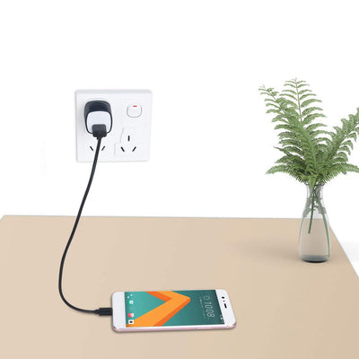 UorMe etiqueta de especificaciones mostrando entrada 100–240V útil