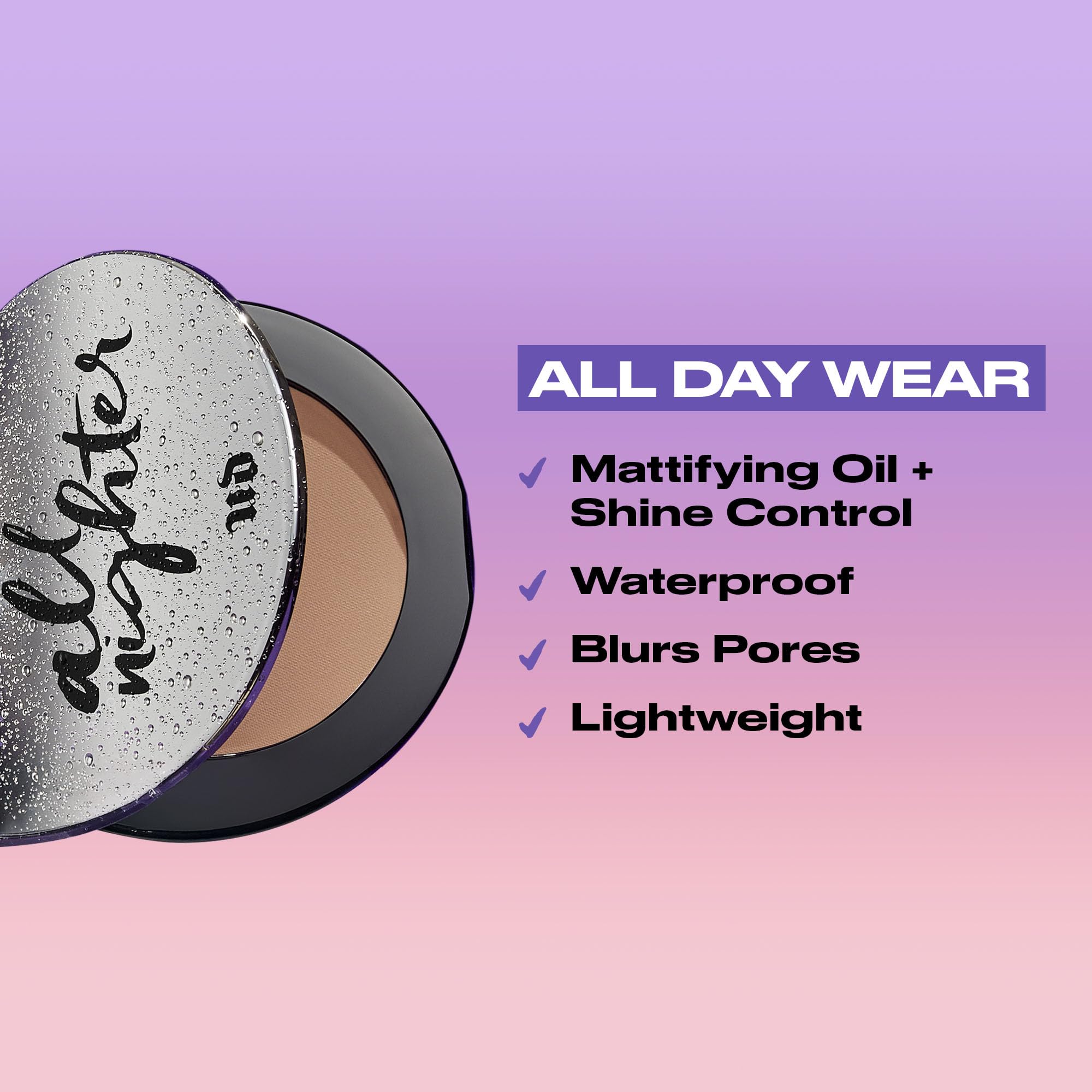 Urban Decay aplicación con brocha en rostro para sellar maquillaje y controlar brillo