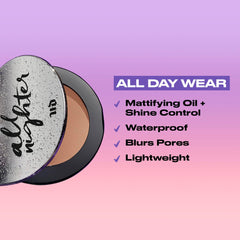 Urban Decay aplicación con brocha en rostro para sellar maquillaje y controlar brillo