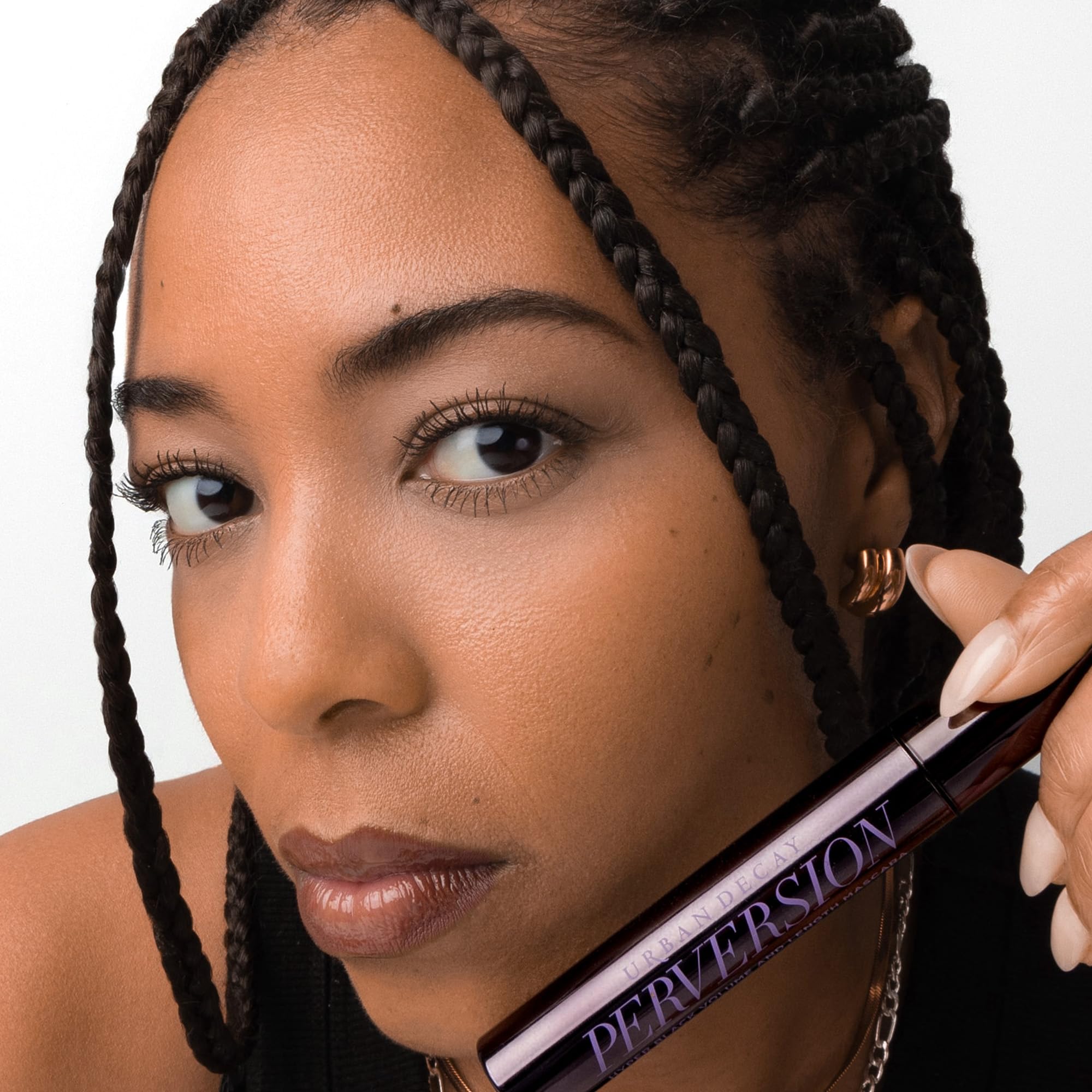 Urban Decay mascara junto a primer y liner para rutina de mayor volumen