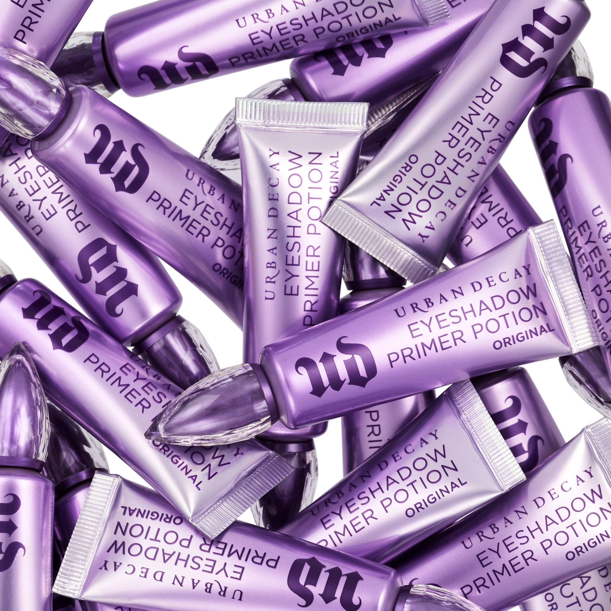 URBAN DECAY producto ambientado en tocador con brochas, look profesional