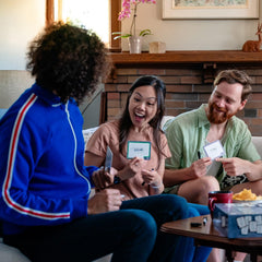 USAOPOLY tarjetas de pista apiladas que muestran variedad y rejugabilidad del juego