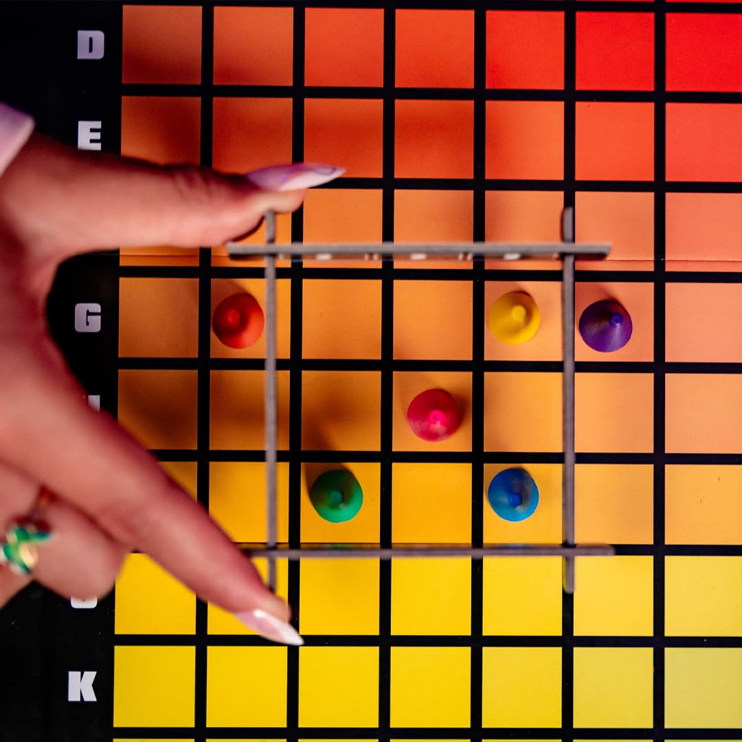 USAOPOLY fichas al lado de una mano para comparar tamaño y facilidad de manejo