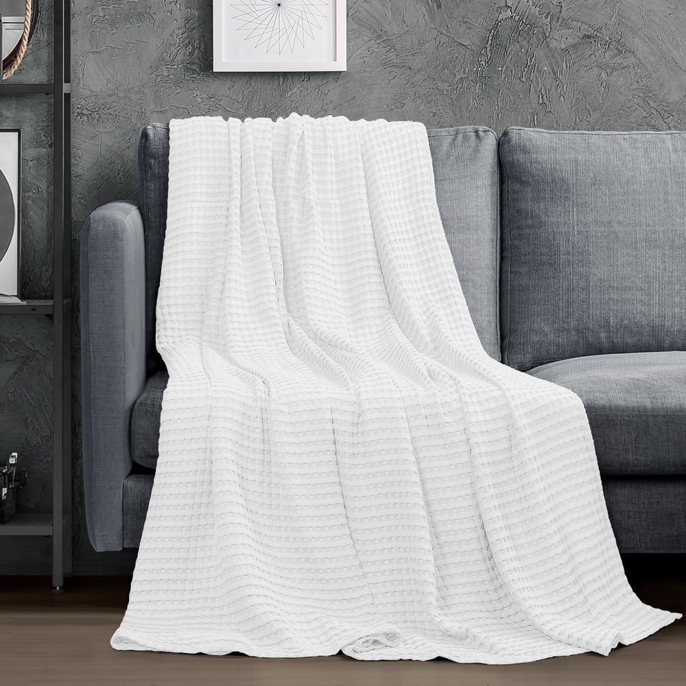 Utopia Bedding manta colocada sobre cama decorada, aspecto acogedor inmediato