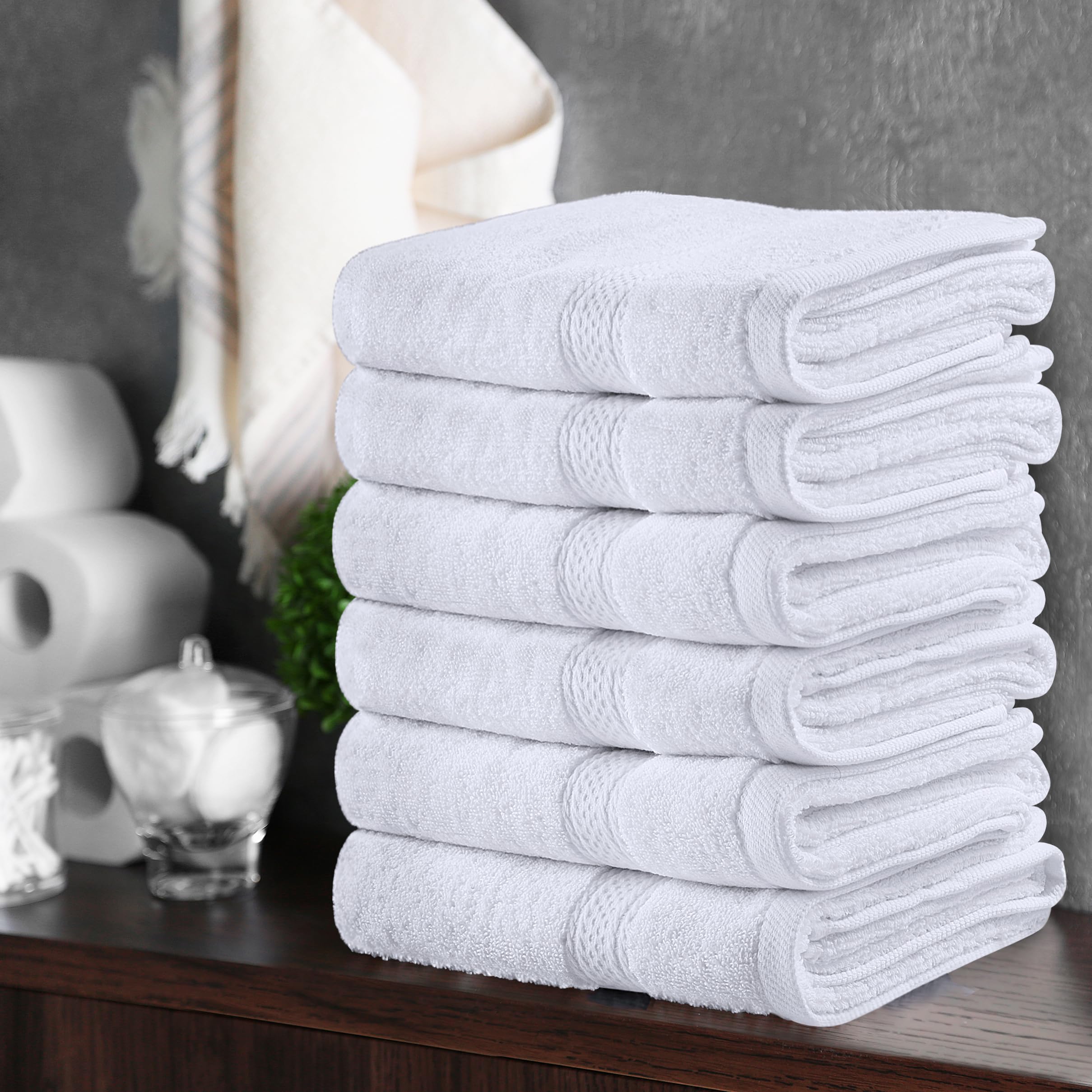 Utopia Towels demostración de absorción con gota de agua mostrando rendimiento eficaz