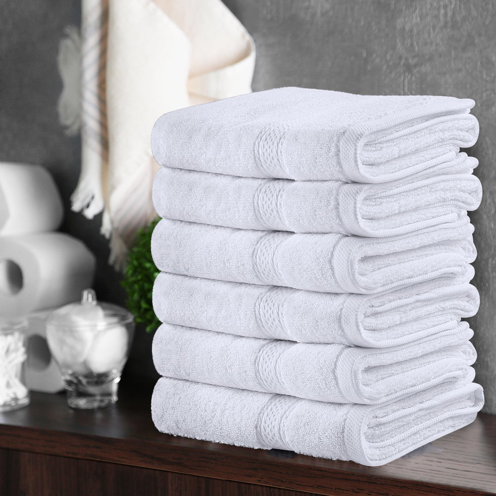 Utopia Towels demostración de absorción con gota de agua mostrando rendimiento eficaz
