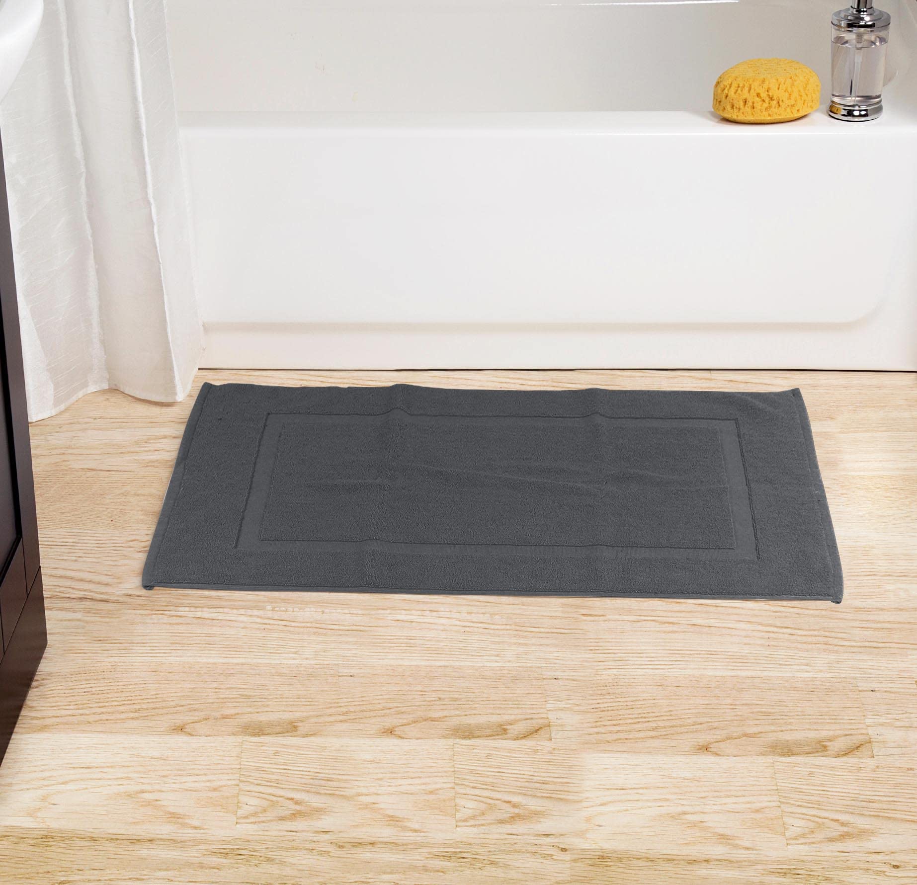 Utopia Towels tapete en baño moderno, integración con decoración