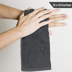 Utopia Towels toallita en uso secando manos en baño con confort