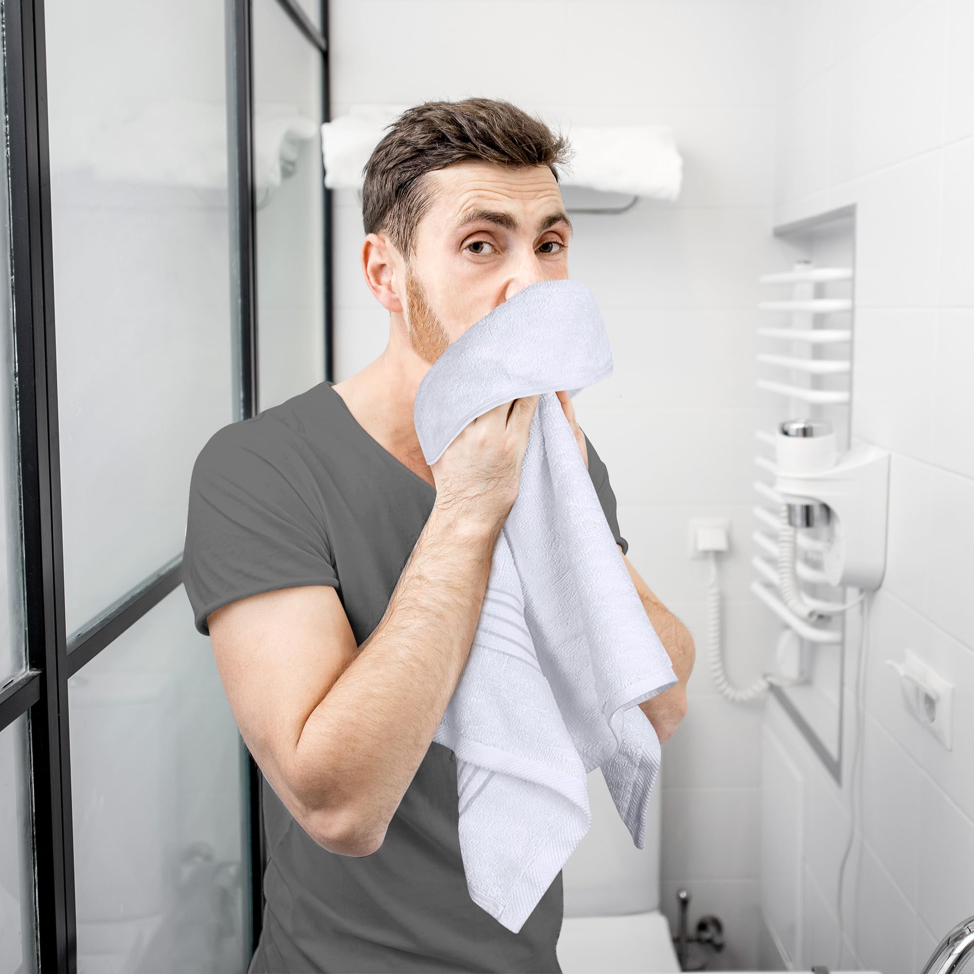 Utopia Towels etiqueta que indica 100% algodón peinado y cuidado fácil