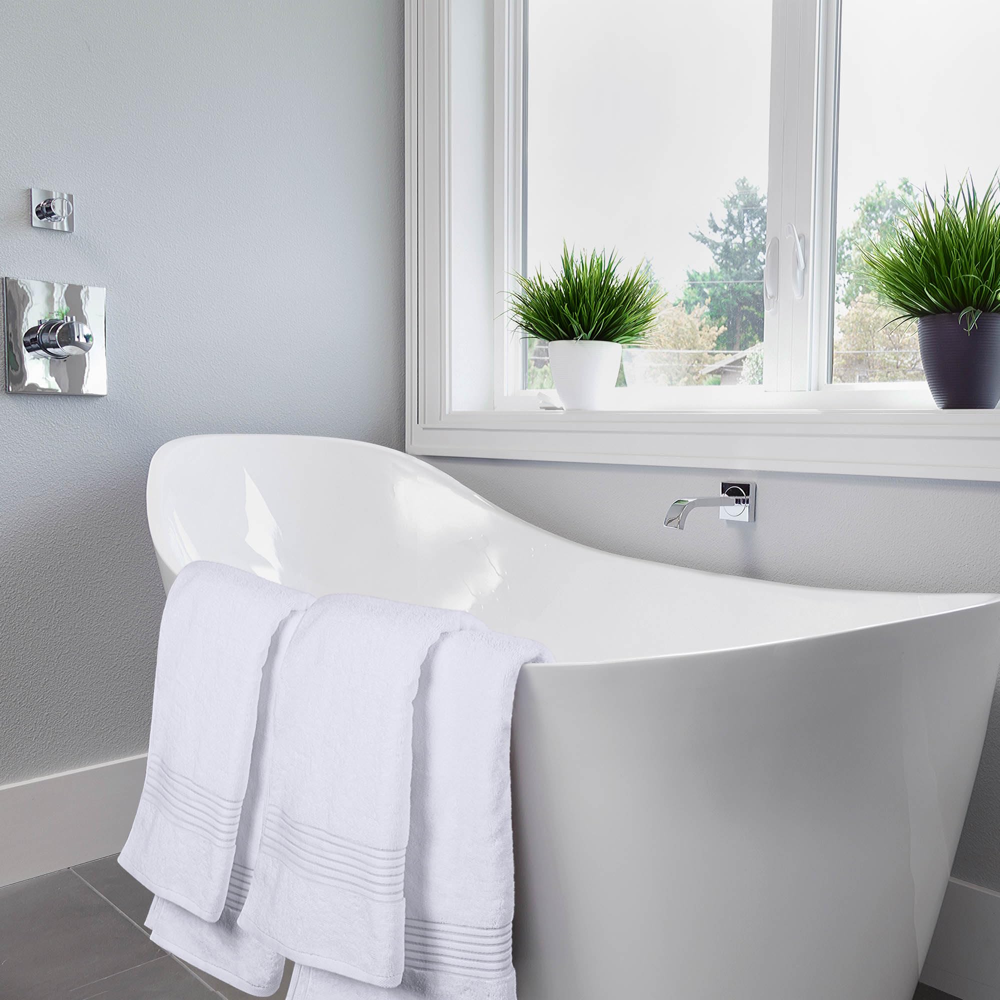 Utopia Towels juego en una cesta de baño, transmite estilo y utilidad en baño real
