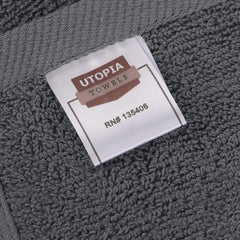 Utopia Towels plegadas sobre estantería, ahorro de espacio y orden