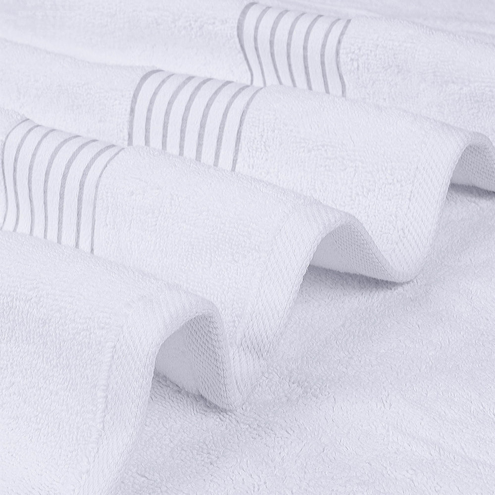 Utopia Towels toalla doblada en estantes, sugiere orden y facilidad de almacenamiento