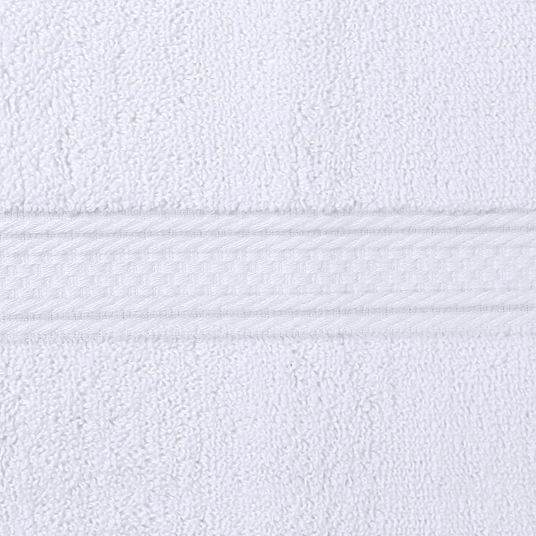 Utopia Towels uso en cocina secando manos para ilustrar versatilidad y conveniencia