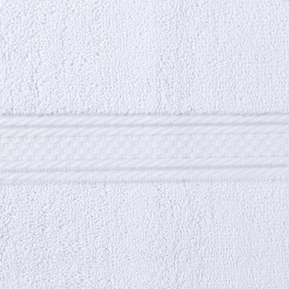 Utopia Towels uso en cocina secando manos para ilustrar versatilidad y conveniencia