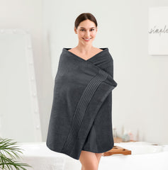 Utopia Towels uso en mujer envuelta mostrando comodidad