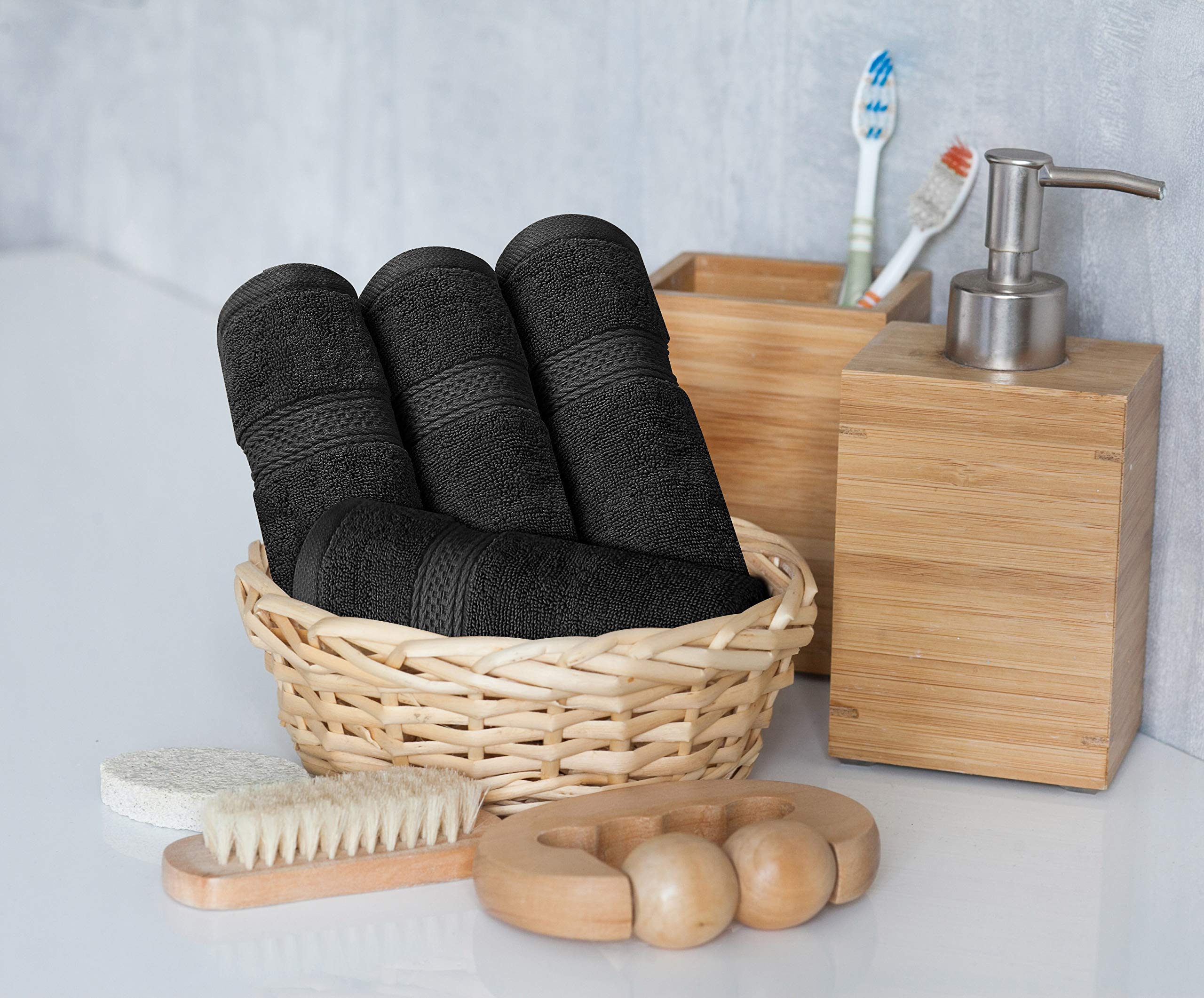Utopia Towels toallas en entorno de piscina, ideales para uso al aire libre