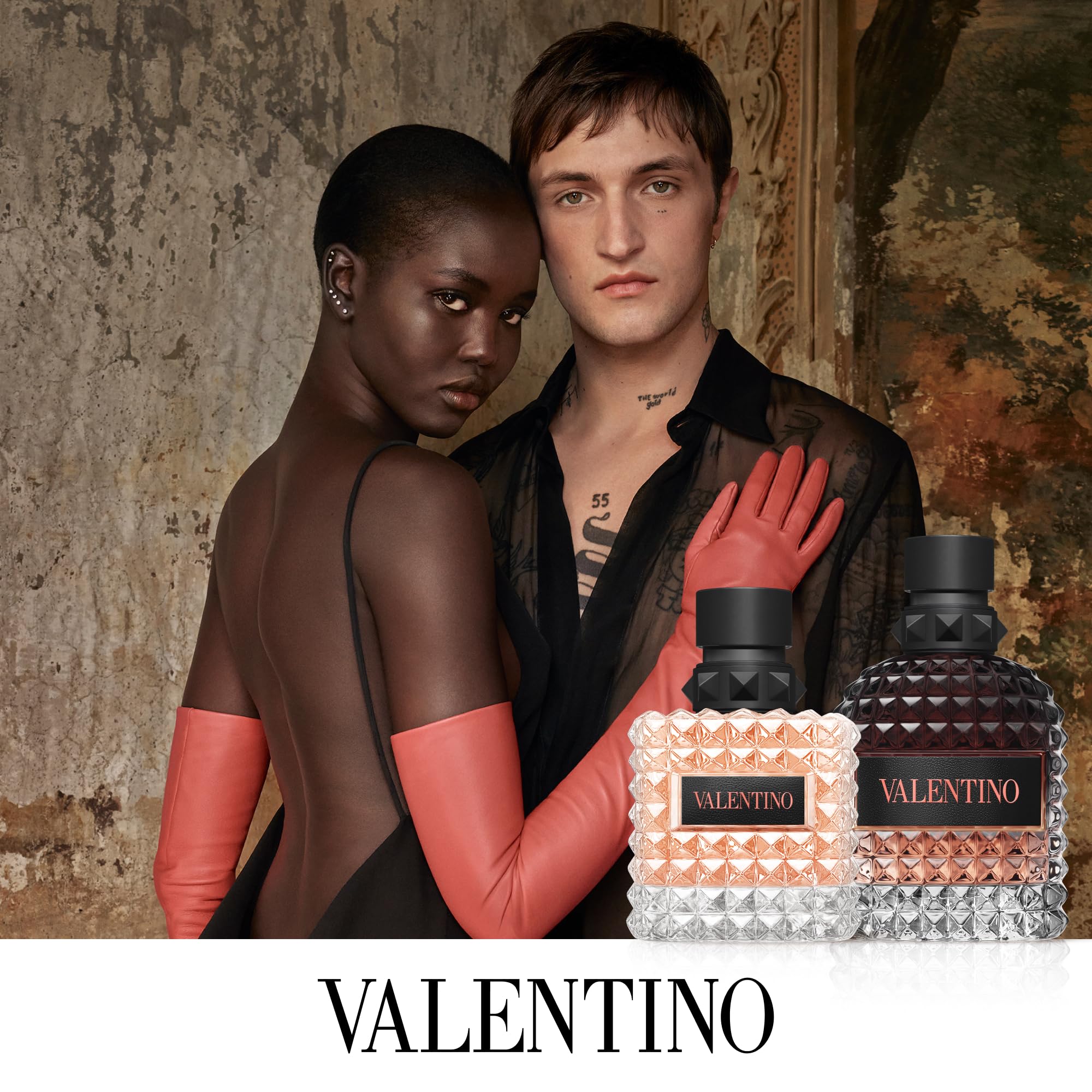 Valentino Uomo frasco junto a objetos para mostrar escala y tamaño 100 ml