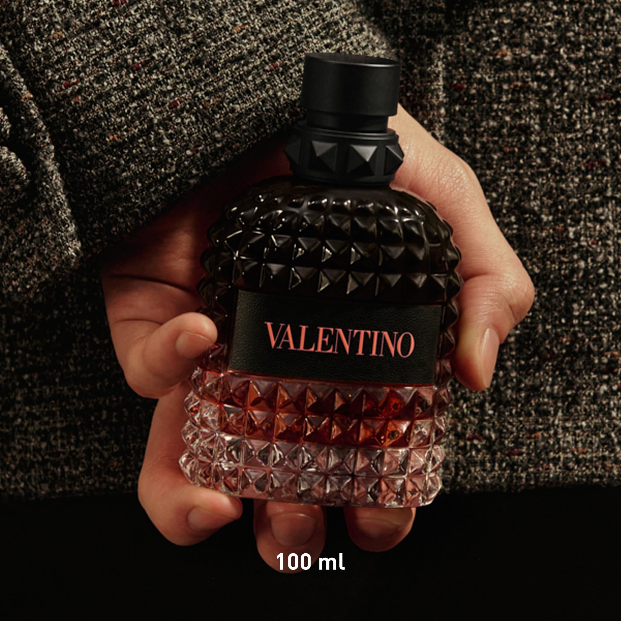 Valentino Uomo spray en acción mostrando textura y difusión del aroma