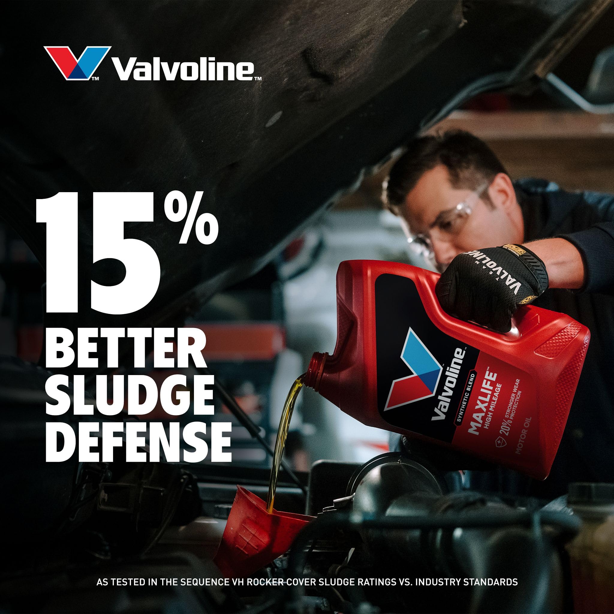 Valvoline vertido desde envase abierto para uso fácil y limpio
