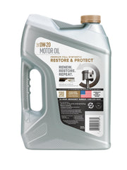 Valvoline vertiendo 0W-20 en medidor para aplicación precisa y limpieza