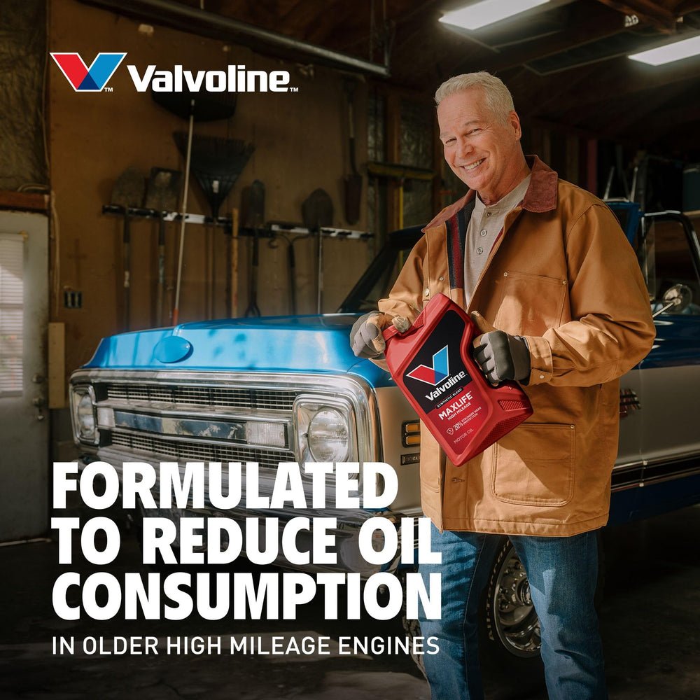 Valvoline en uso durante cambio de aceite aportando limpieza y prevención de fugas