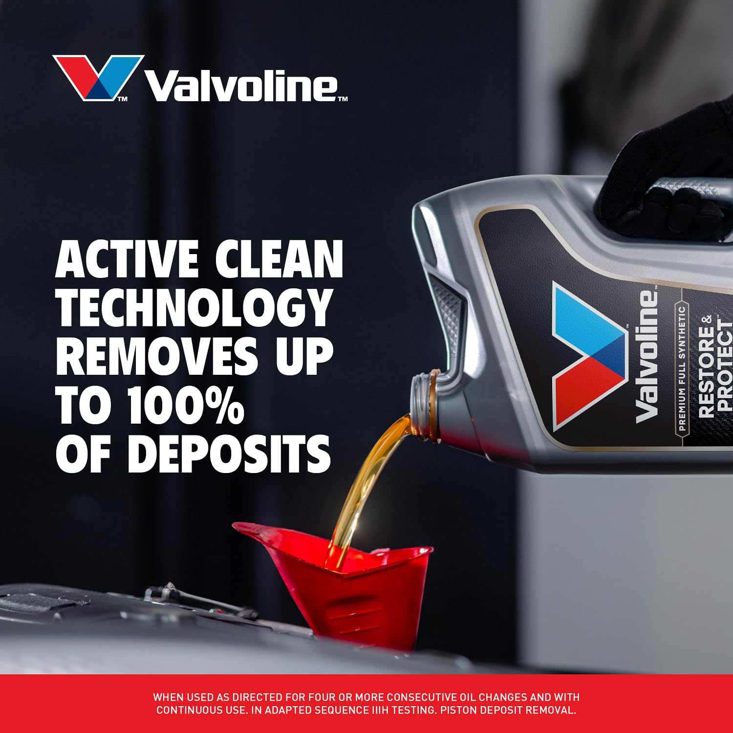 Valvoline vertido directamente en motor demostrando uso práctico seguro