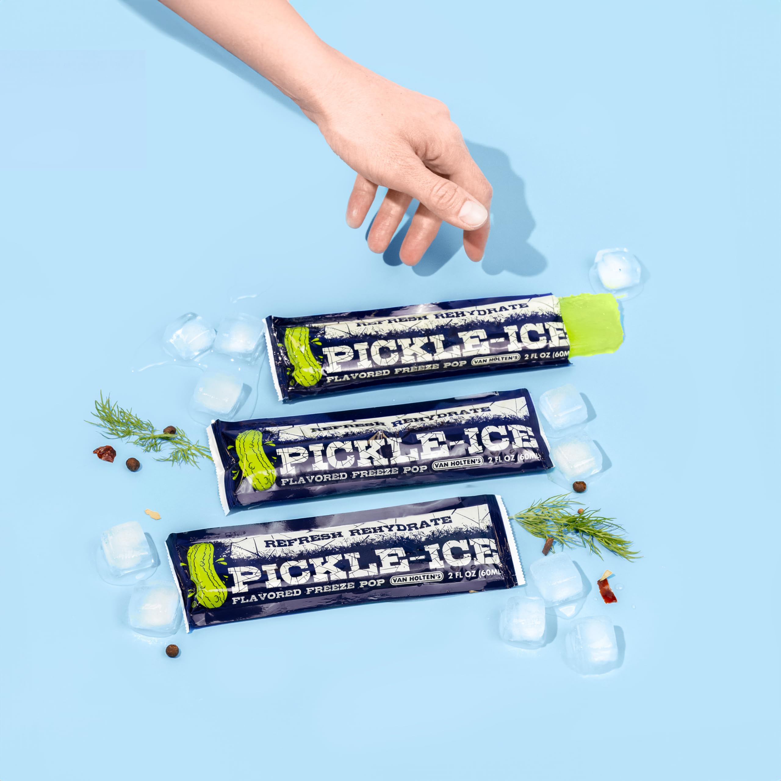 Van Holten's polo Pickle-Ice en mano durante consumo, refresco portátil