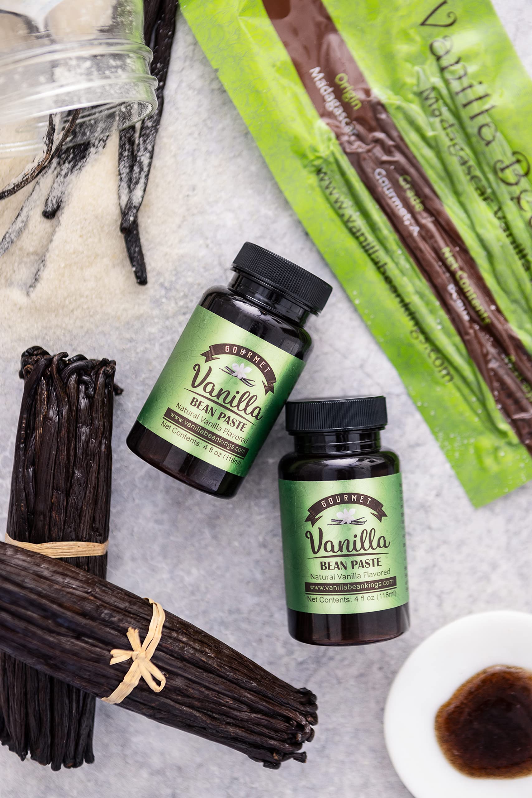 Vanilla Bean Kings junto a ingredientes como harina y huevos para hornear