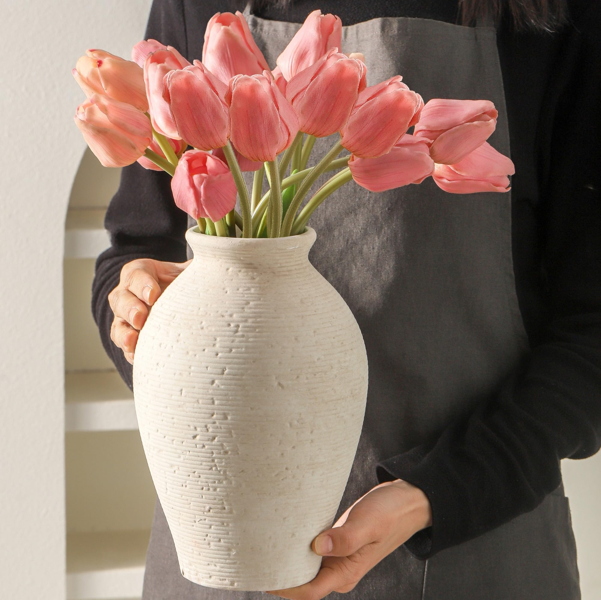 Vanselia jarrón con flores frescas demostrando soporte y estilo decorativo