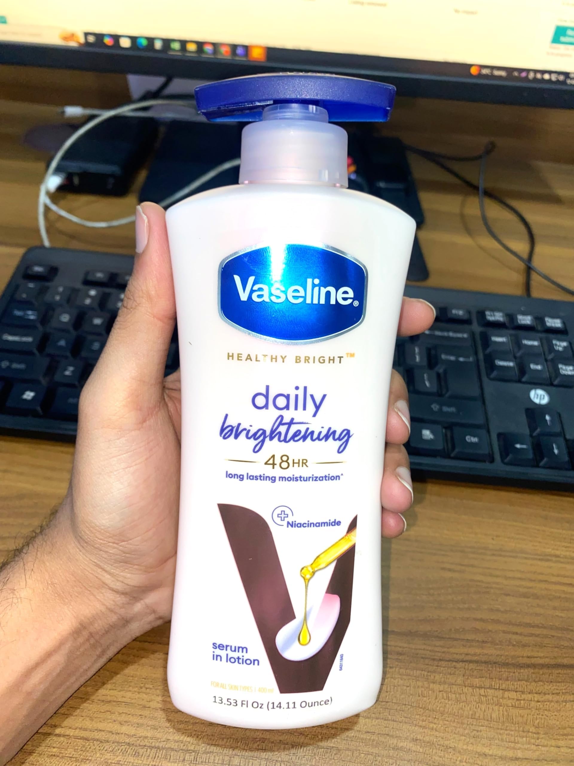 Vaseline botella en ambiente de baño transmitiendo uso cotidiano