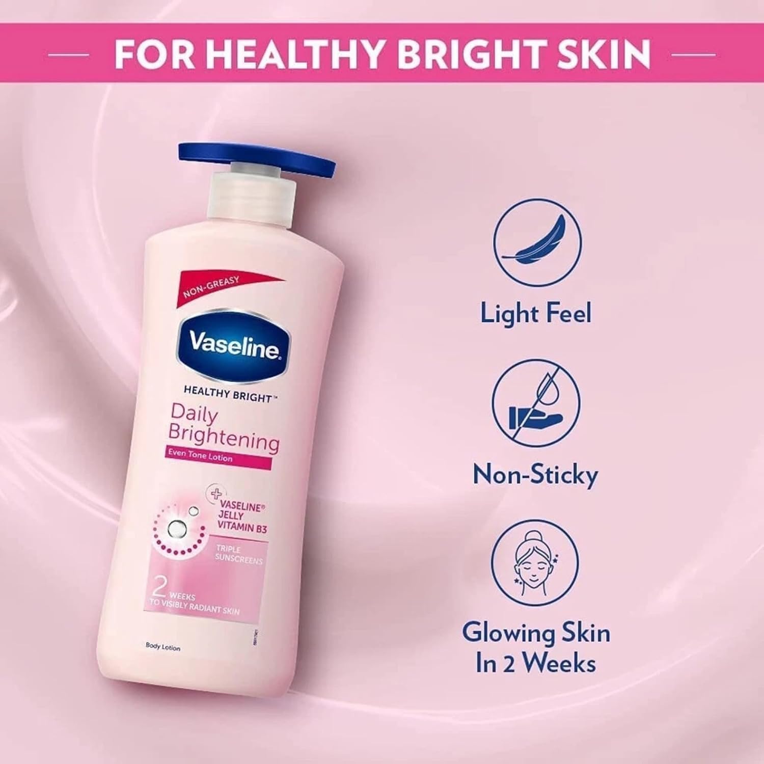 Vaseline dosificador en mano aplicando loción para hidratación diaria