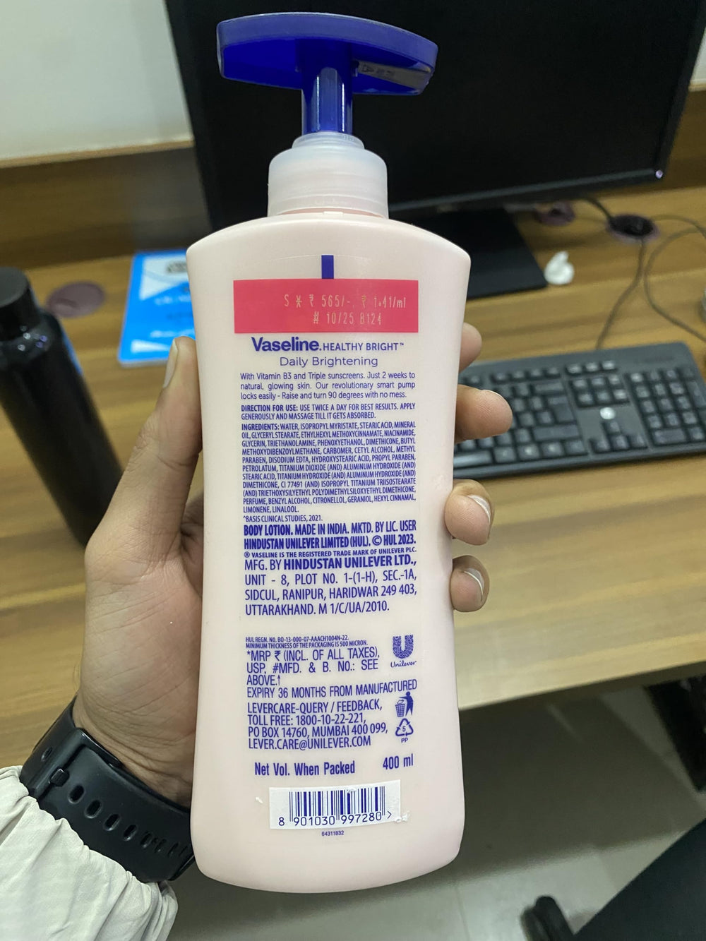 Vaseline textura cremosa en primer plano que se absorbe rápido