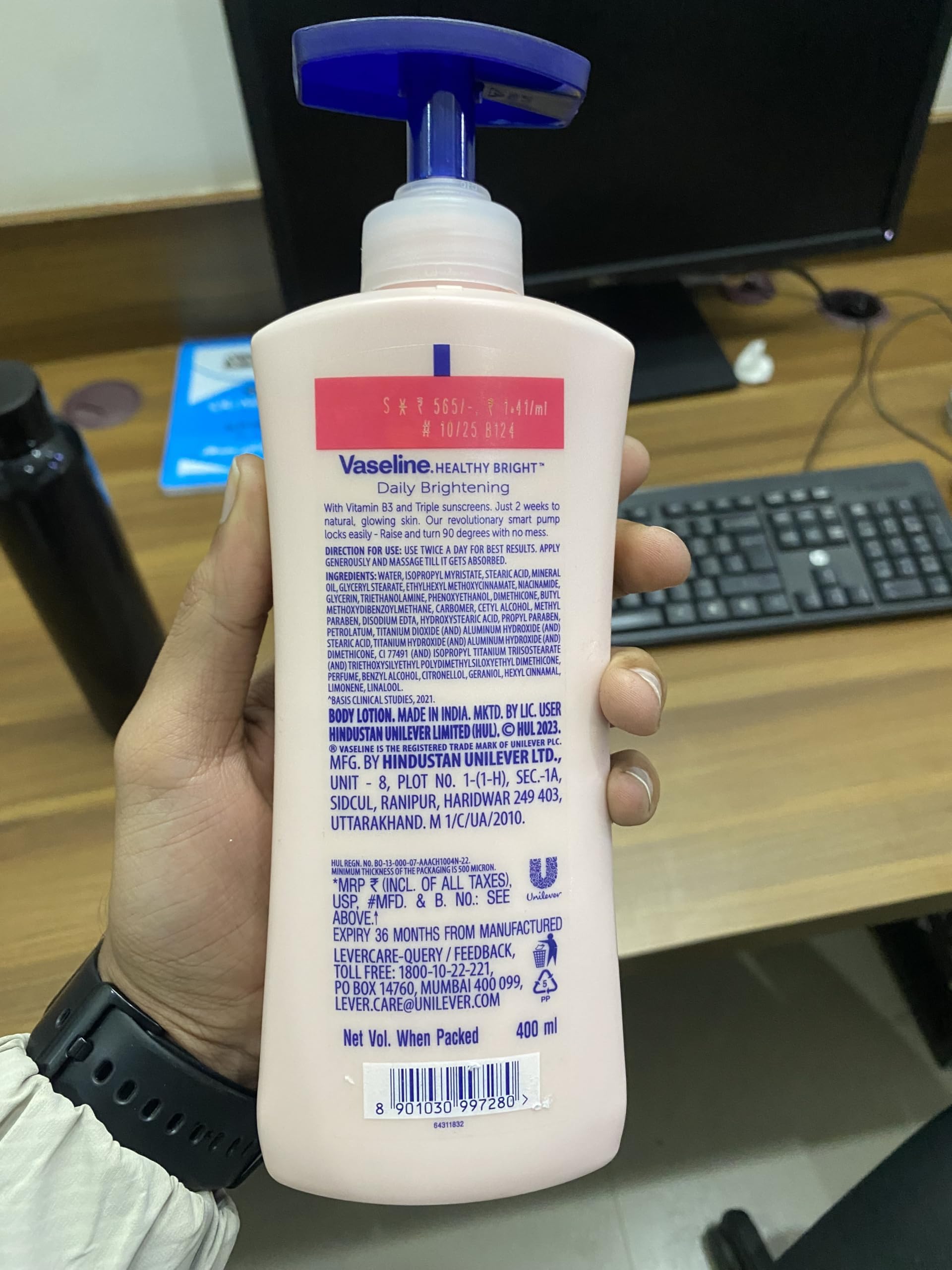 Vaseline aplicando en piernas mostrando piel más suave tras uso
