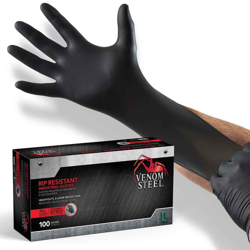 Escena de taller con guantes Venom Steel en acción, ideal para limpieza y mantenimiento.
