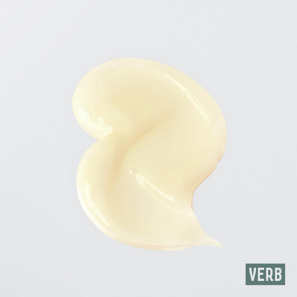 VERB curl cream aplicada en manos mostrando fácil distribución y suavidad